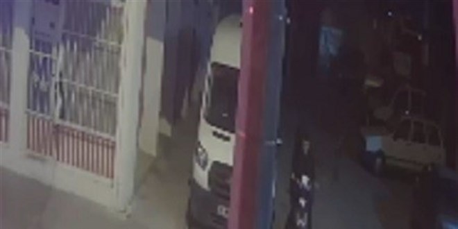 İzmir'de bir gecede 37 aracın lastikleri kesildi