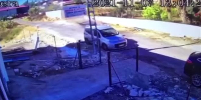 Anne dikkati, yanan araçtan 2 yaşındaki oğlunu kurtardı