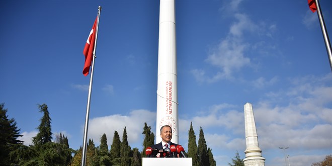 Trkiye'nin en uzun bayrak direklerine Trk Bayra ekildi