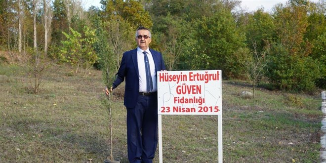 Öğretmen baba, oğlunun hatırasını yaşatmak için binlerce fidanı toprakla buluşturdu