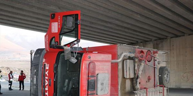 Niğde'de devrilen itfaiye aracındaki 2 itfaiye eri yaralandı