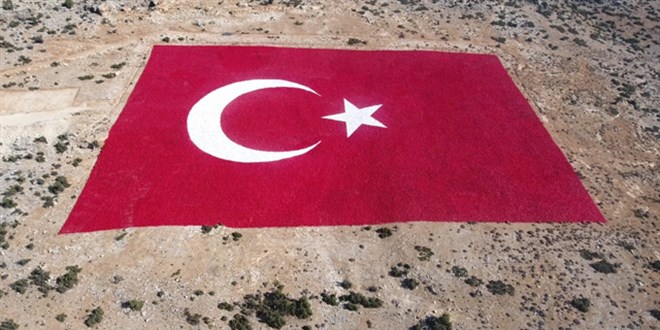 22 dönüm üzerindeki dev Türk bayrağı 40 günde boyandı