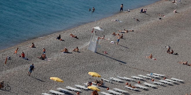 Antalya'da tatilciler kasımda denize girmenin keyfini çıkardı