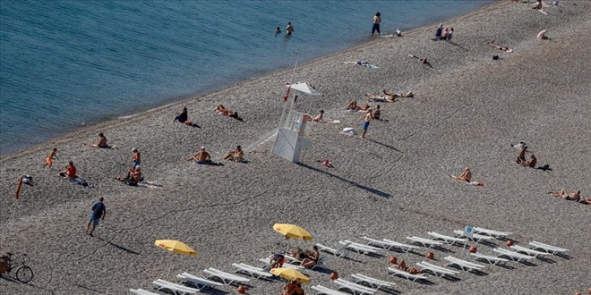 Antalya'da tatilciler kasmda denize girmenin keyfini kard