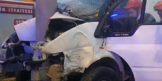 Tarım işçilerini taşıyan minibüs kaza yaptı: 13 yaralı