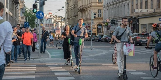 İnsanların tepkisini çeken e-scooterlara hız limiti geldi