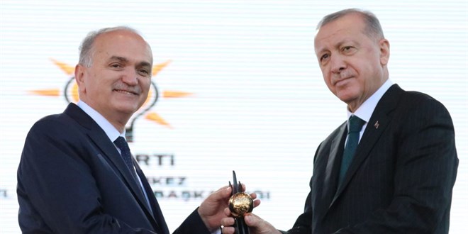 Cumhurbaşkanı Erdoğan'dan Başkan Özlü'ye ödül
