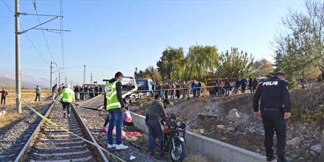 Yük treninin çarptığı motosikletteki 2 kişi öldü