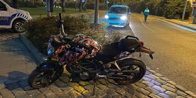 Alkollü sürücü motosikletle polise çarptı