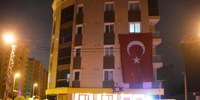 Şırnak'ta şehit olan askerin İstanbul'daki evine Türk bayrağı asıldı