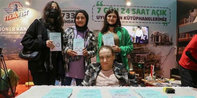 Bedensel engelli kadın, burnuyla kitap yazdı