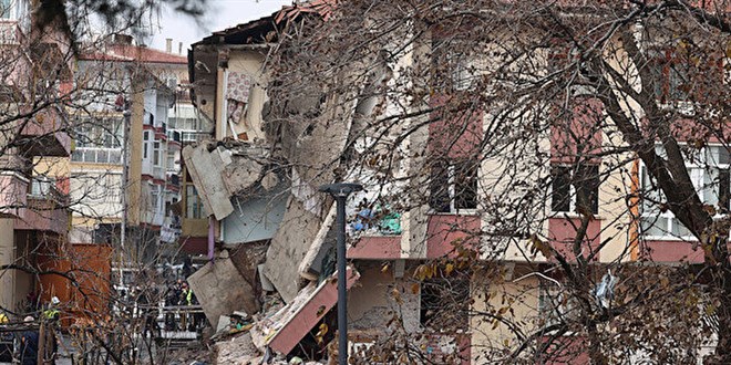 2 kişinin öldüğü apartmanda yıkım çalışması tamamlandı