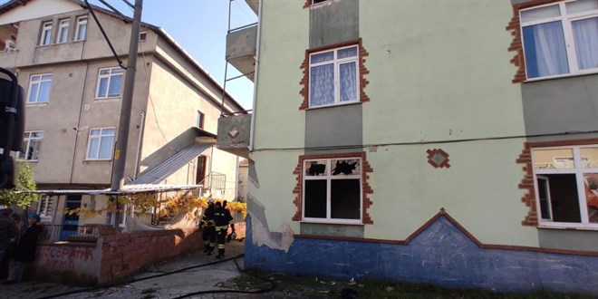 Babası ve ağabeyinin evini benzin dökerek ateşe verdi