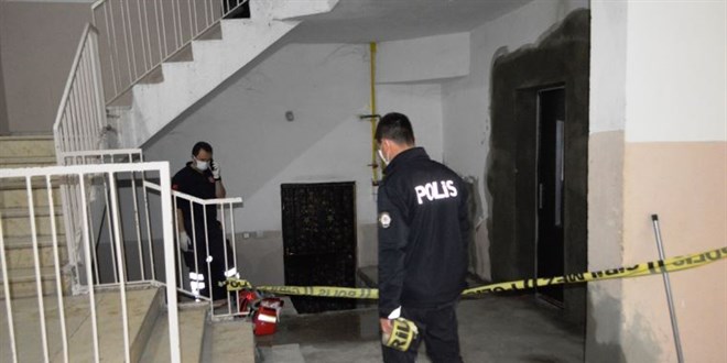 Zabıta memuru apartman boşluğunda ölü bulundu