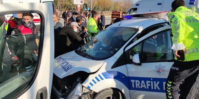 Öğrenci servisi ile trafik polis otosu çarpıştı