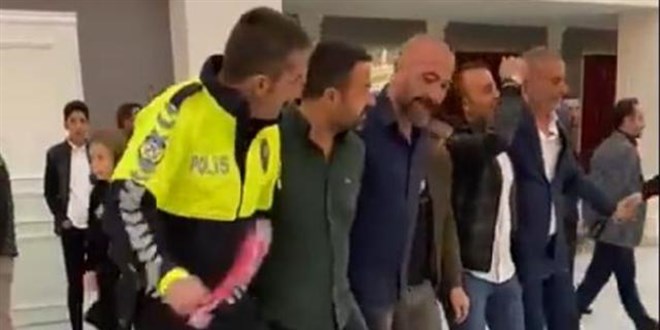 Trafik polisinin halaybaşı olduğu görüntüler ilgi çekti