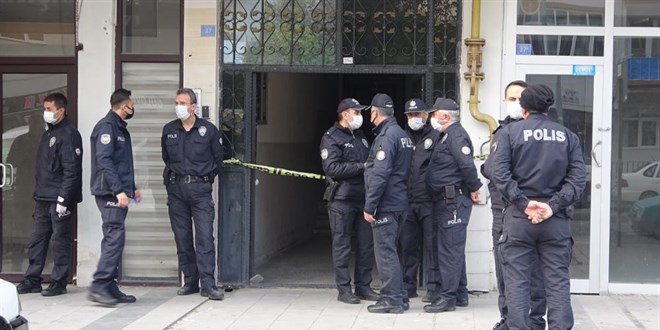 Annesini öldürüp babasını yaralayan kişi intihar etti