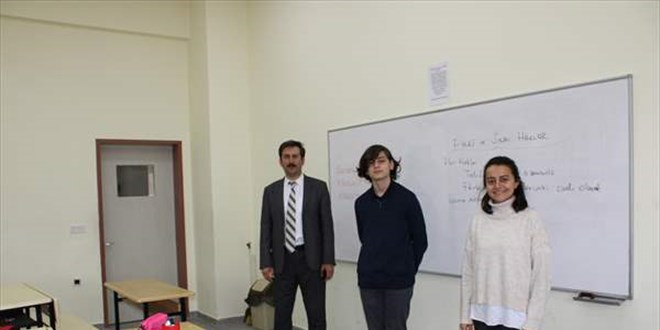 Kendisini yetiştiren öğretmeninin çocuğuna öğretmenlik yapıyor