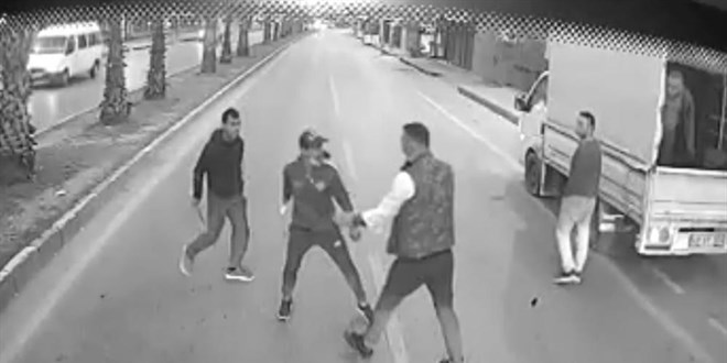 Çaresiz kadını bıçaklı saldırganların elinden aldı, ödüllendirildi