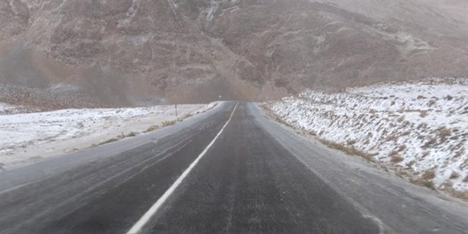 Erciş'in yüksek kesimlerine mevsimin ilk karı yağdı