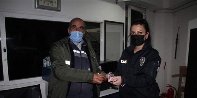 Manisa'da temizlik işçisi bulduğu 15 bin lirayı polise teslim etti