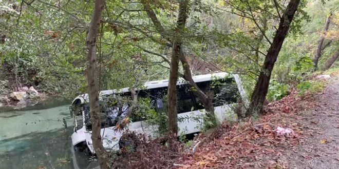 Antalya'da halk otobüsünün dereye düştüğü kazada 2 kişi yaralandı