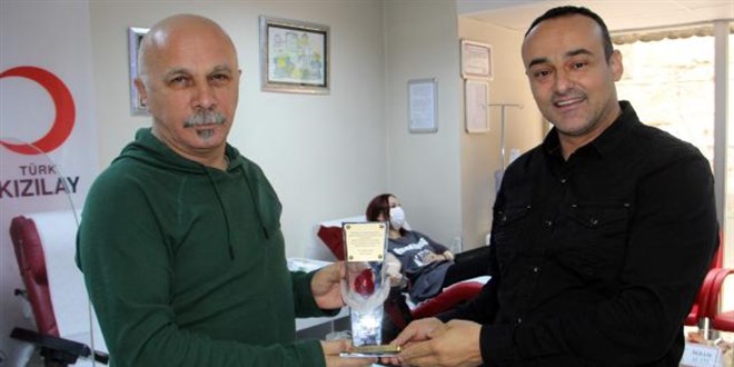 53 kez kan bağışı yaptı