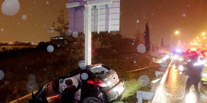 İzmir'de yoldan çıkıp direğe çarpan aracın sürücüsü öldü