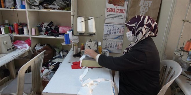 Dikiş makinesiyle 3 çocuğuna üniversite okuttu