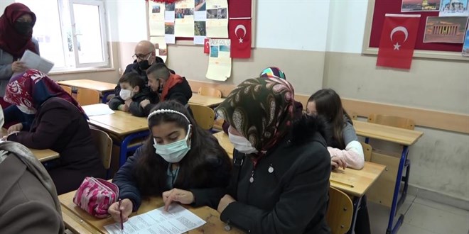 Öğrenciler ve veliler aynı sırada sınava girdi