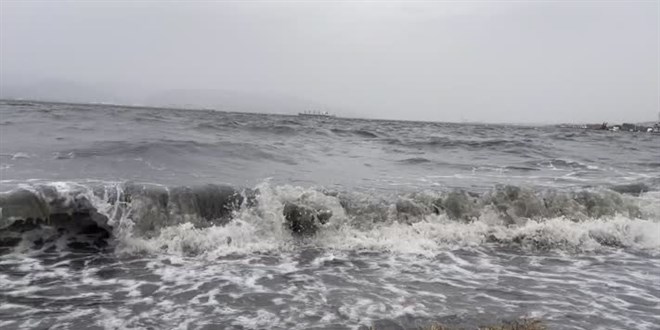 İzmir'de fırtına nedeniyle deniz taştı
