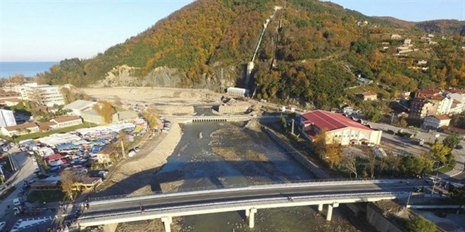 Ayancık ilçesinde sel felaketinde yıkılan Terminal Köprüsü hizmete açıldı
