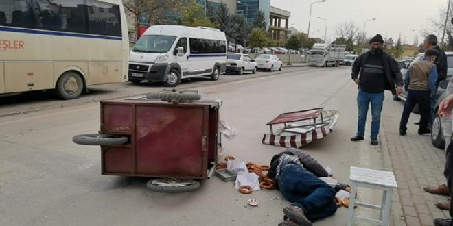 Fırtınada devrilen simit arabasının altında kalan simitçi yoğun bakımda