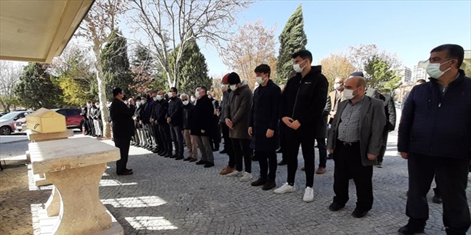 Koronavirüsten vefat eden öğretmenin cenazesi defnedildi