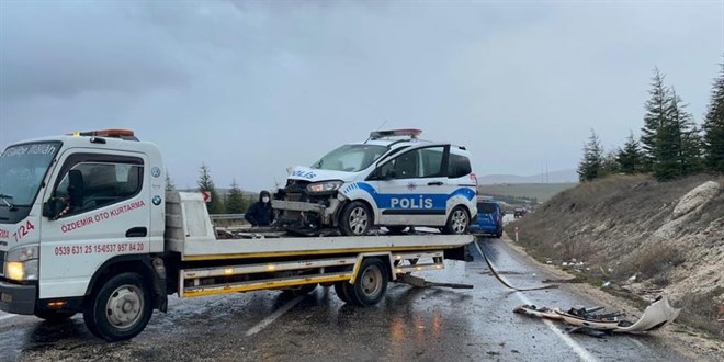 Yabani hayvana çarpan polis aracı takla attı: 2 polis yaralı