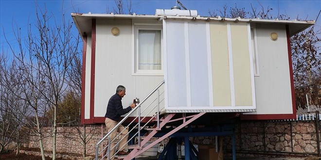 Misafirlerini kendi tasarladığı 'dönen ev'de ağırlıyor