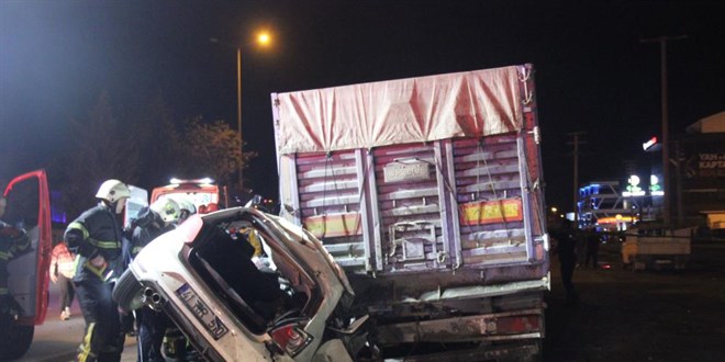 Park halindeki Tıra çarpan otomobildeki 3 genç yaşamını yitirdi