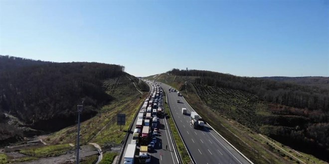 Kuzey Marmara'da Otoyolu'nda tır bariyerleri biçti, 4 şerit trafiğe kapatıldı