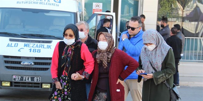 Katledilen kızının cenazesini alan anne güçlükle ayakta durabildi