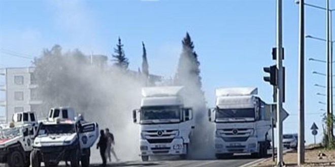 Seyir halinde alev alan TIR'ı yanmaktan polis kurtardı