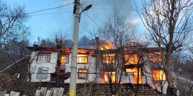 Aynı kişiye ait 2 ahşap ev alev alev yandı