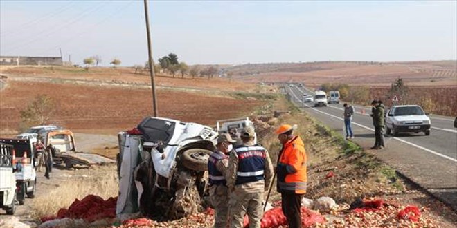 Şanlıurfa'da kamyonetle hafif ticari araç çarpıştı, 3 kişi öldü, 3 kişi yaralandı