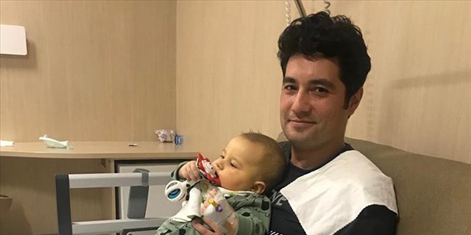 7 aylık bebek babasının karaciğeriyle hayata tutundu