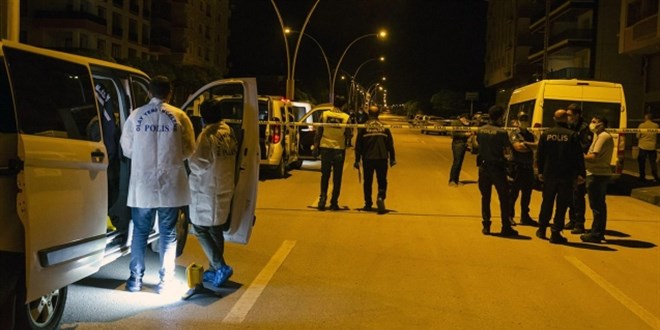 2 polisi bıçaklayan kişi ayağından vurularak yakalandı