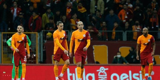 Galatasaray, liderin 16 puan gerisine düştü