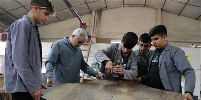 Öğretmen ve öğrenciler kütüphanesi olmayan okullar için seferber oldu
