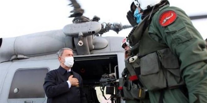 Akar, Katar'da görevli Mehmetçik ile bir araya geldi