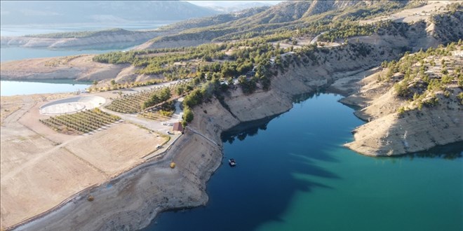 Barajın turkuazı ormanın yeşili