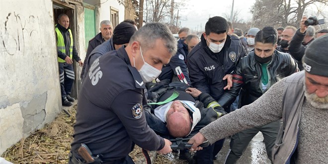 Yangına müdahale eden itfaiye eri çatıdan düşerek yaralandı