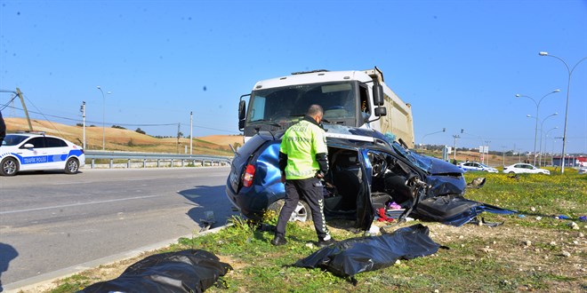 Kamyonla çarpışan otomobildeki çift öldü